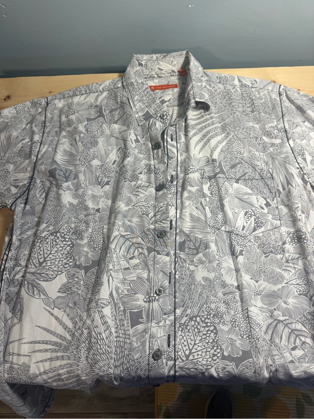 TORI RICHARD GREY AND WHITE BUTTON UP